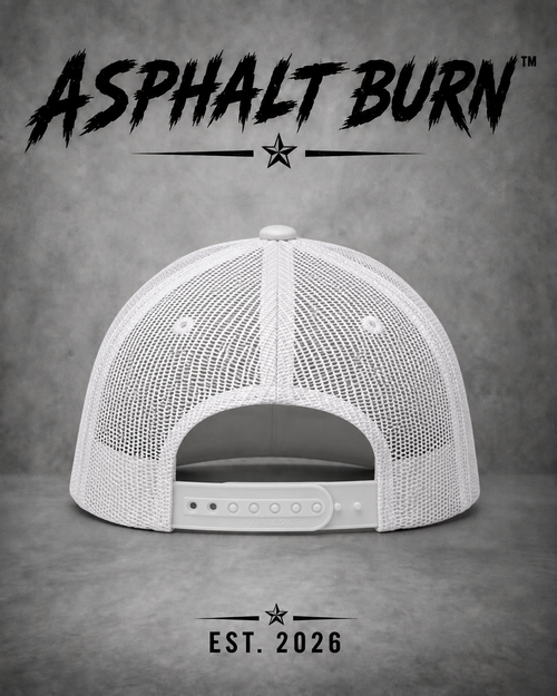 ASPHALT BURN™ V8 Afterlife – weiße FLEXFIT FX6006 Premium Trucker Cap, Rückansicht